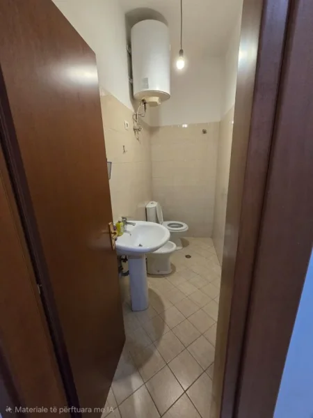 Tirane, jepet me qera zyre Kati 3, 70 m² 500 € (Qender)