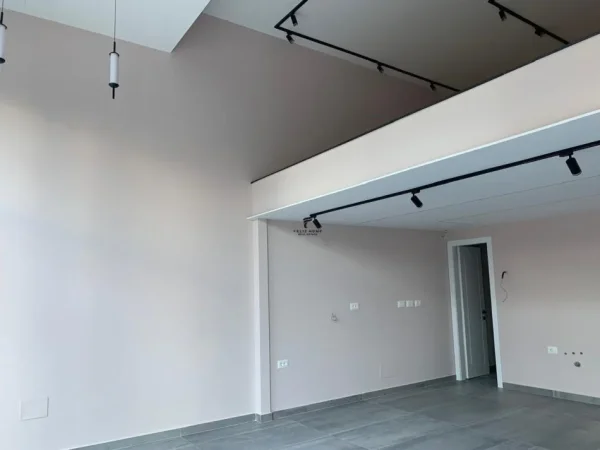 Tirane, jepet me qera dyqan Kati 0, 100 m² 1.200 € (RRUGA E KAVAJES)