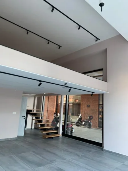 Tirane, jepet me qera dyqan Kati 0, 100 m² 1.200 € (RRUGA E KAVAJES)