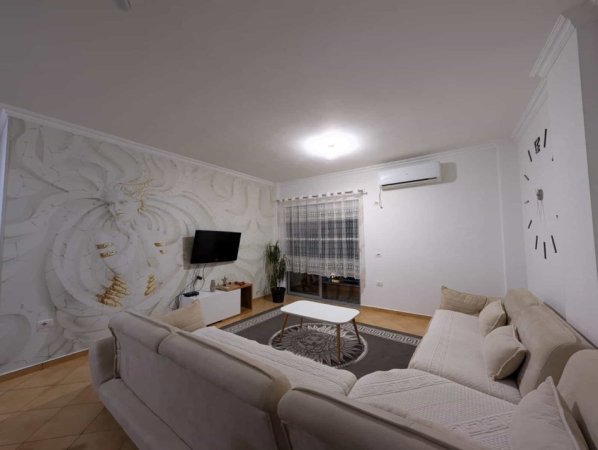 Tirane, jepet me qera apartament 2+1+Ballkon Kati 1, 86 m² 450 € (rruga dajtit)