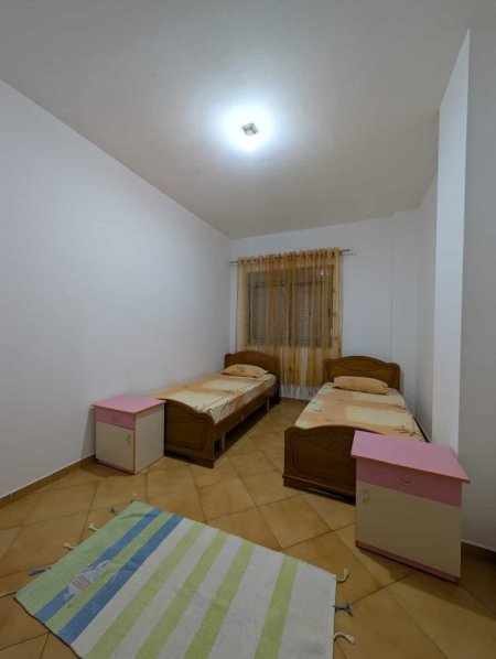 Tirane, jepet me qera apartament 2+1+Ballkon Kati 1, 86 m² 450 € (rruga dajtit)