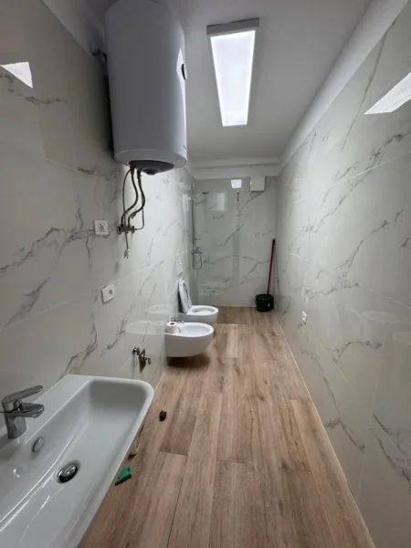 Tirane, jepet me qera apartament 2+1 Kati 4, 128 m² 1.600 € (Rruga Faik Konica)