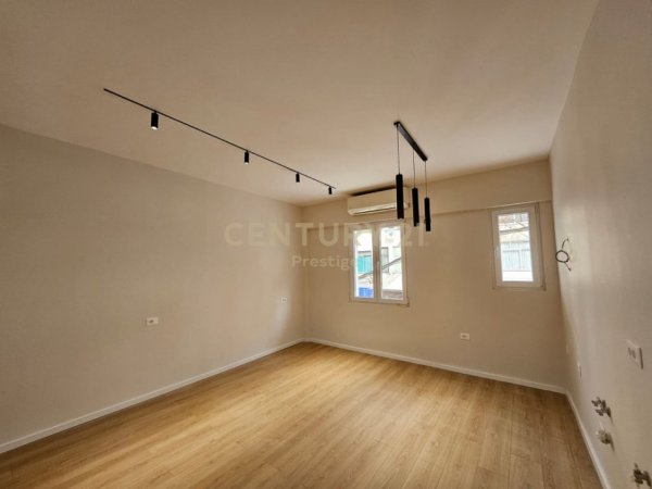 Tirane, jepet me qera zyre Kati 1, 70 m² 850 Pazari Ri)