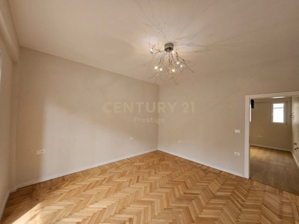 Tirane, jepet me qera zyre Kati 1, 70 m² 990 € (Pazari Ri)