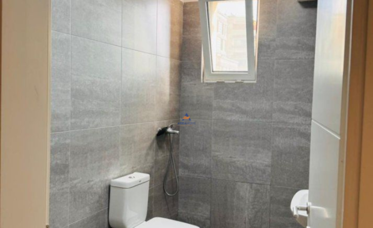 Tirane, jepet me qera zyre Kati 4, 56 m² 780 € (RRUGA THEMISTOKLI GERMENJI, QENDER)