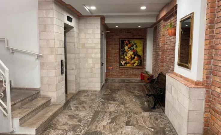 Tirane, jepet me qera zyre Kati 4, 56 m² 780 € (RRUGA THEMISTOKLI GERMENJI, QENDER)