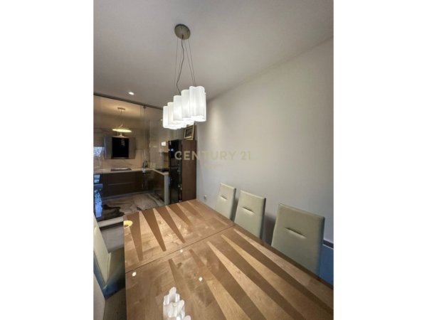 Tirane, jepet me qera apartament 1+1 Kati 7, 85 m² 1.400 € (Ring Center)