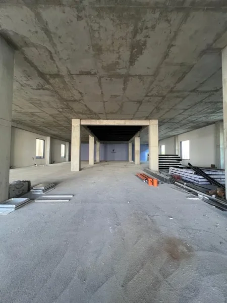 Tirane, jepet me qera ambjent biznesi Kati 0, 1.010 m² 30.000 € (TEG)