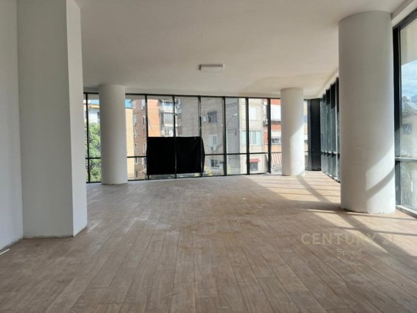 Tirane, jepet me qera ambjent biznesi Kati 1, 171 m² 2.500 € (Mine Peza)