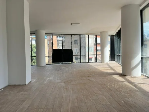 Tirane, jepet me qera ambjent biznesi Kati 1, 171 m² 2.500 € (Mine Peza)
