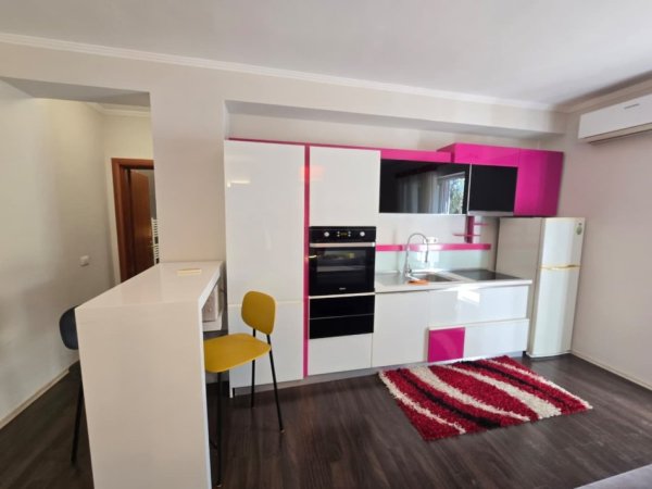 Tirane, jepet me qera apartament 1+1 Kati 1, 600 €