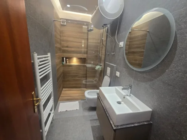 Tirane, jepet me qera apartament 1+1 Kati 1, 600 €