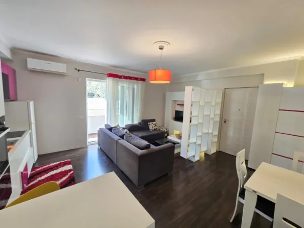 Tirane, jepet me qera apartament 1+1 Kati 1, 600 €