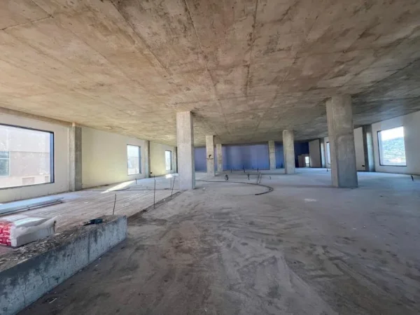 Tirane, jepet me qera ambjent biznesi Kati 2, 810 m² 16.000 € (TEG)