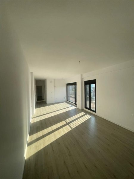 Tirane, jepet me qera zyre Kati 7, 109 m² 900 € (Rruga Elbasanit)