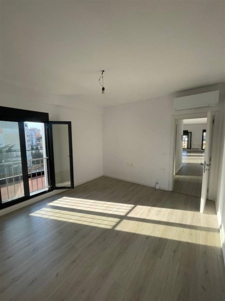 Tirane, jepet me qera zyre Kati 7, 109 m² 900 € (Rruga Elbasanit)