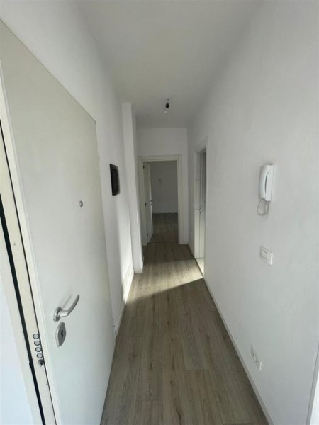 Tirane, jepet me qera zyre Kati 7, 109 m² 900 € (Rruga Elbasanit)