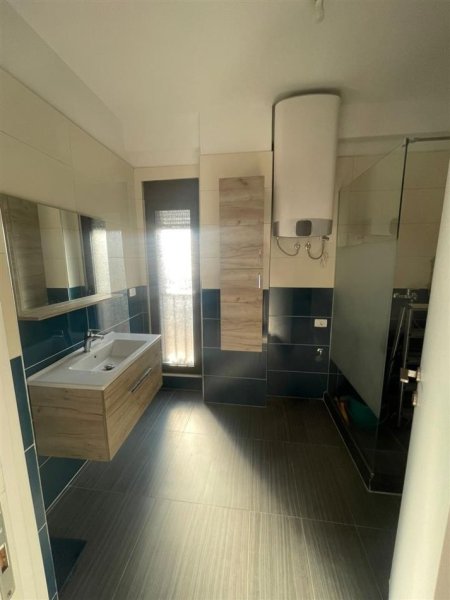 Tirane, jepet me qera zyre Kati 7, 109 m² 900 € (Rruga Elbasanit)