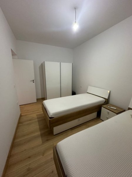 Tirane, jepet me qera apartament 2+1+Ballkon Kati 3, 107 m² 700 € (pazari i ri)