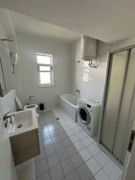 Tirane, jepet me qera apartament 2+1+Ballkon Kati 3, 107 m² 700 € (pazari i ri)