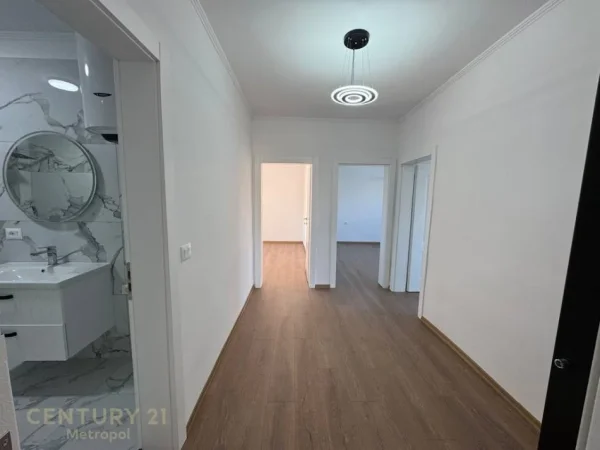 Tirane, shitet apartament 2+1+Ballkon Kati 4, 76 m² 149.000 € (Xhamllik)
