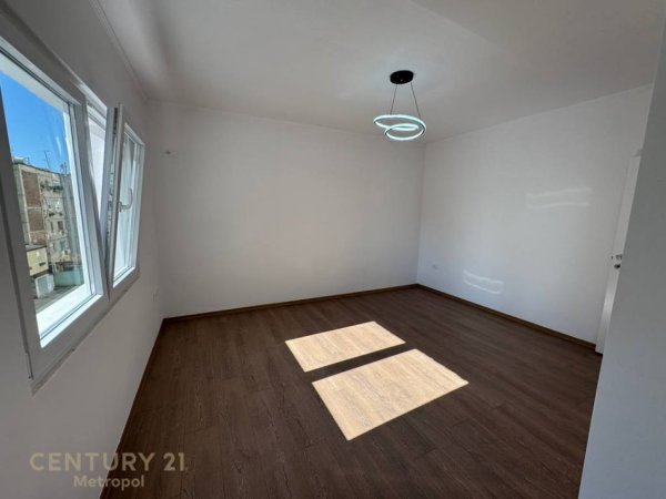 Tirane, shitet apartament 2+1+Ballkon Kati 4, 76 m² 149.000 € (Xhamllik)