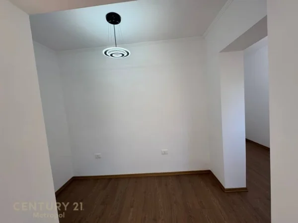 Tirane, shitet apartament 2+1+Ballkon Kati 4, 76 m² 149.000 € (Xhamllik)