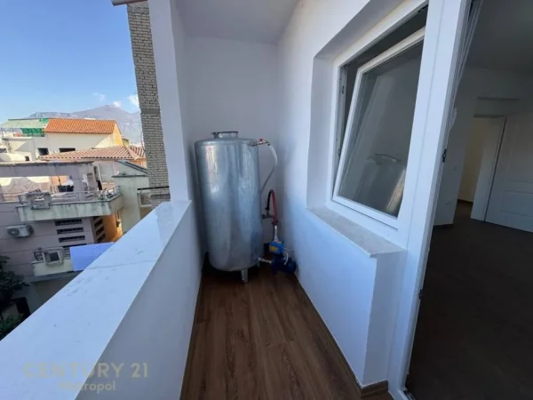 Tirane, shitet apartament 2+1+Ballkon Kati 4, 76 m² 149.000 € (Xhamllik)