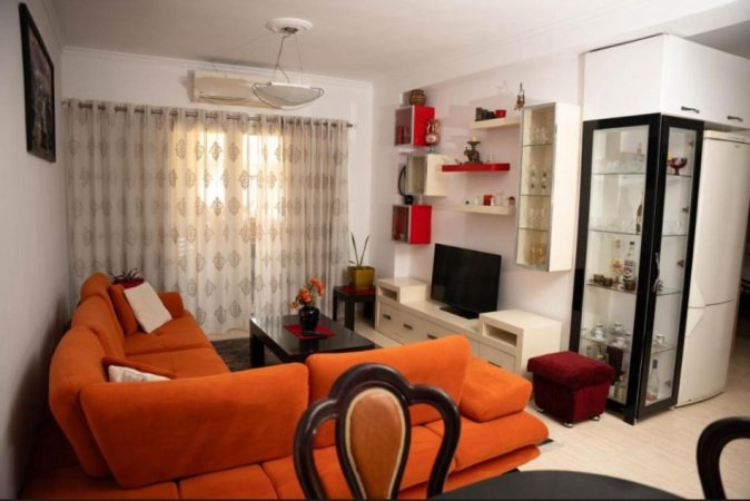 Tirane, jepet me qera apartament 3+1+Aneks Kati 7, 115 m² 800 € (Komuna e Parisit)