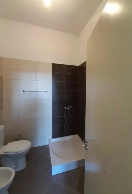 Tirane, jepet me qera apartament 2+1+Ballkon Kati 8, 90 m² 450 €