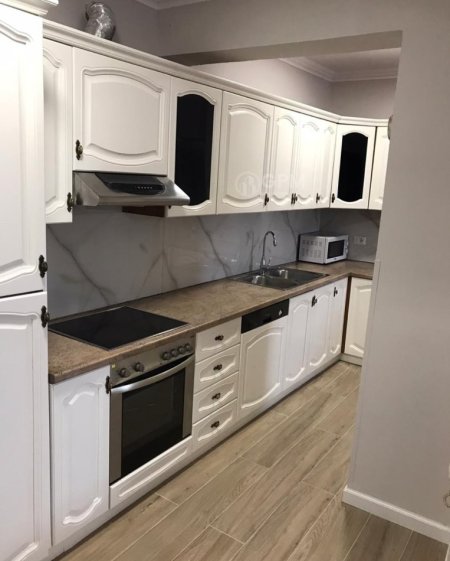 Tirane, jepet me qera apartament 3+1 Kati 6, 125 m² 1.100 €