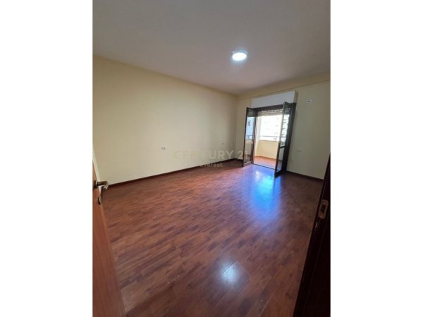 Tirane, jap me qera zyre Kati 4, 120 m² 750 € 