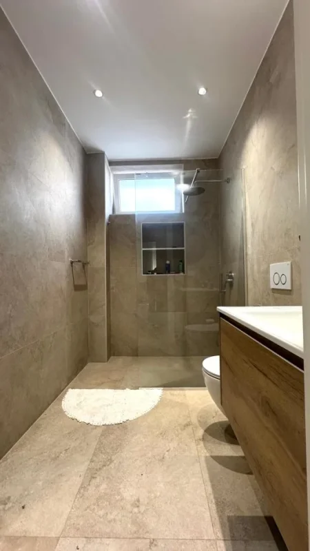 Tirane, jepet me qera apartament 2+1+Aneks+Ballkon Kati 2, 90 m² 950 € (Rruga Durresit)