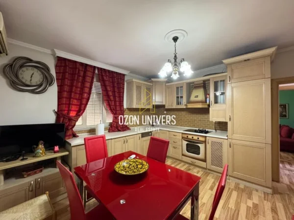 Tirane, jepet me qera apartament 2+1+Ballkon Kati 3, 60 m² 600 € (Rruga Fortuzi)