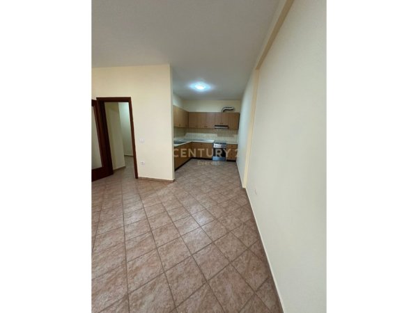 Tirane, jepet me qera ambjent biznesi Kati 4, 120 m² 750 € (Komuna e Parisit)