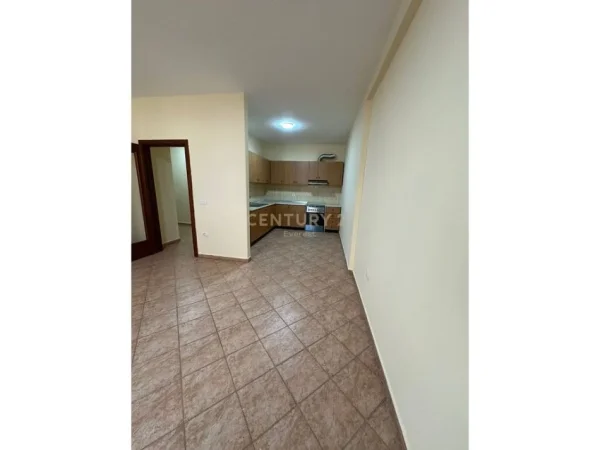 Tirane, jepet me qera ambjent biznesi Kati 4, 120 m² 750 € (Komuna e Parisit)