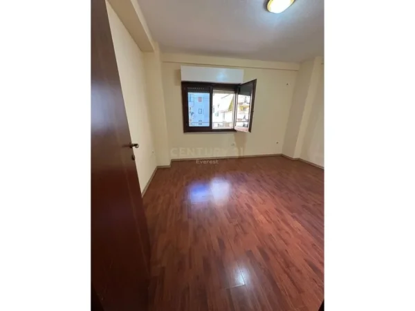 Tirane, jepet me qera ambjent biznesi Kati 4, 120 m² 750 € (Komuna e Parisit)