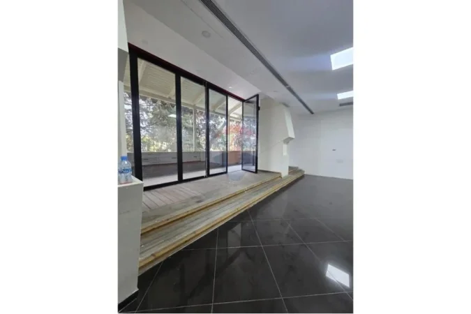 Tirane, jepet me qera ambjent biznesi Kati 2, 900 € (Don Bosko)