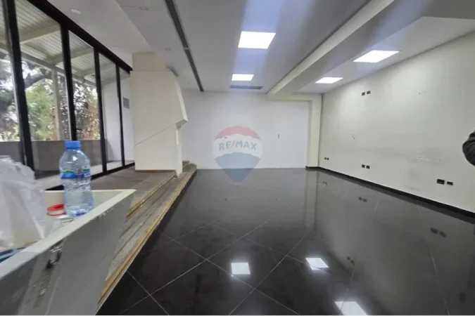 Tirane, jepet me qera ambjent biznesi Kati 2, 900 € (Don Bosko)