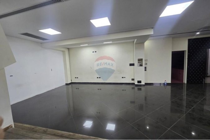 Tirane, jepet me qera ambjent biznesi Kati 2, 900 € (Don Bosko)