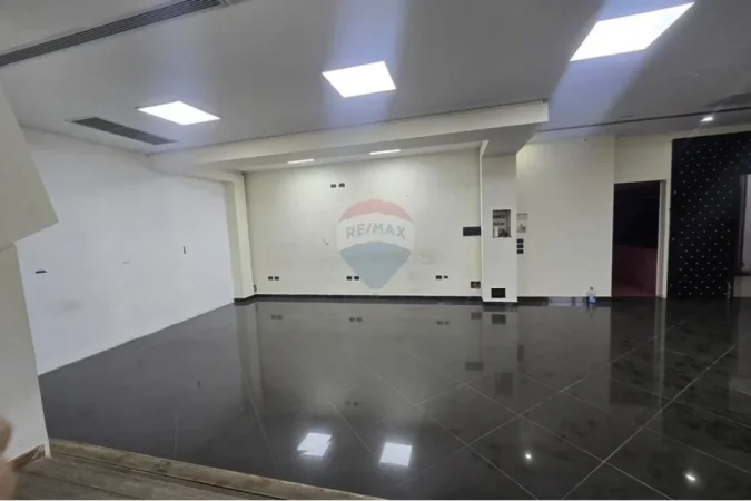 Tirane, jepet me qera ambjent biznesi Kati 2, 900 € (Don Bosko)