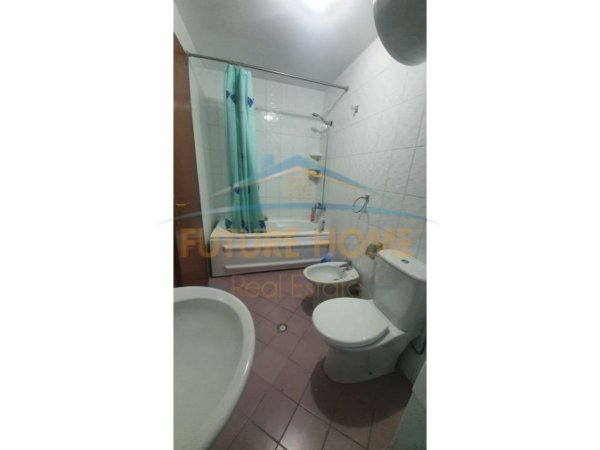 Tirane, jepet me qera apartament 2+1+Ballkon Kati 9, 100 m² 700 € (Rruga e Barrikadave)