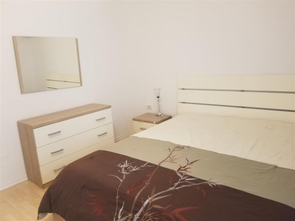 Tirane, jepet me qera apartament 2+1+Ballkon Kati 3, 112 m² 800 € (Bllok)