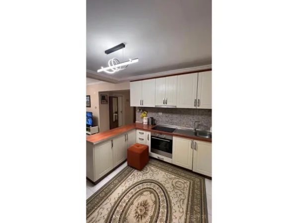 Tirane, jepet me qera apartament 2+1 Kati 3, 65 m² 650 € 