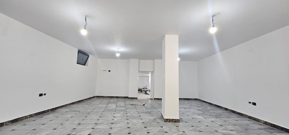 Tirane, jepet me qera ambjent biznesi Kati 0, 200 m² 3.700 € (bulevardi bajram curri)