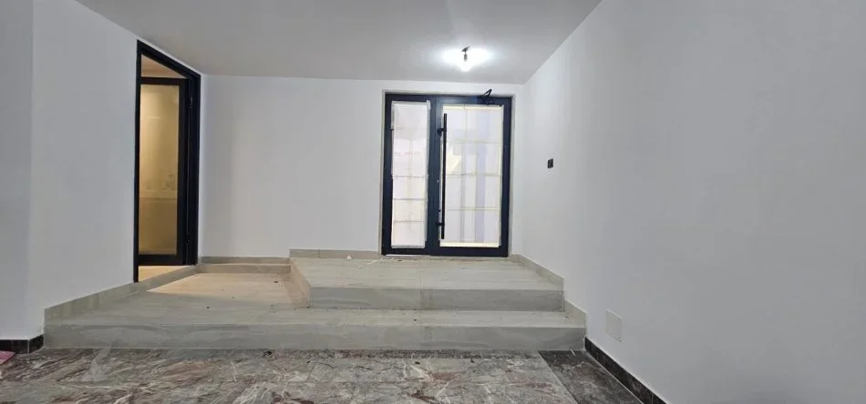 Tirane, jepet me qera ambjent biznesi Kati 0, 200 m² 3.700 € (bulevardi bajram curri)