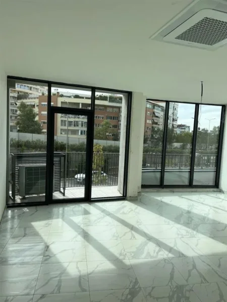 Tirane, jepet me qera ambjent biznesi Kati 1, 55 m² 1.000 € (Lake View Residenc)
