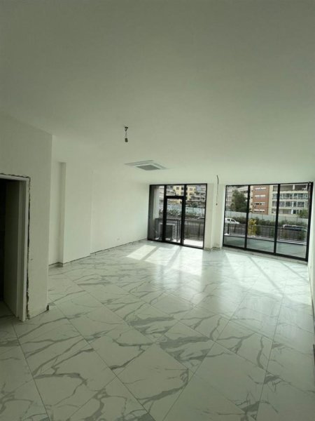 Tirane, jepet me qera ambjent biznesi Kati 1, 55 m² 1.000 € (Lake View Residenc)