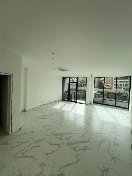 Tirane, jepet me qera ambjent biznesi Kati 1, 55 m² 1.000 € (Lake View Residenc)
