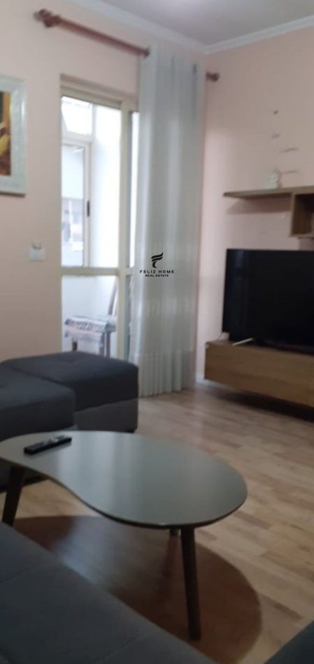 Tirane, jepet me qera apartament 2+1 , 90 m² 600 € (KOMUNA E PARISIT)